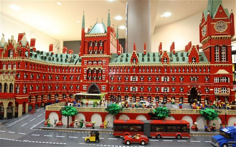 Illustration for article titled La mítica estación de trenes de St Pancras, en 120.000 piezas de Lego